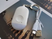 Osobni alarm ARIZA B300, privjesak, LED svjetlo, punjiva baterija, bijeli
