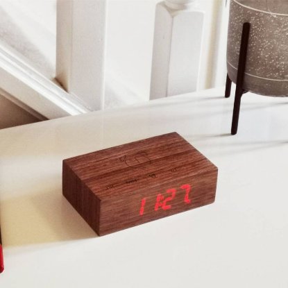 Digitalni sat GINGKO Flip Click Clock, crveni LED, drveno kućište, orah