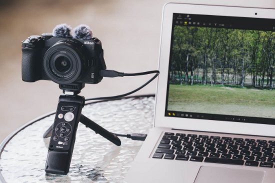 Digitalni fotoaparat NIKON Z30 Vlogger Kit, 20,9 Mp, DX CMOS senzor, 4K Ultra HD, crni