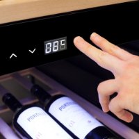 Hladnjak za vino CASO DESIGN WineExclusive 24 Smart, za 24 boce, 87cm, 2 temperaturne zone, energetski razred G